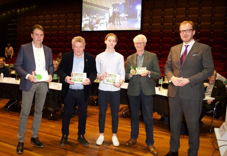 Eerste echte Achterhoekse tegel uitgereikt aan Achterhoek Raad