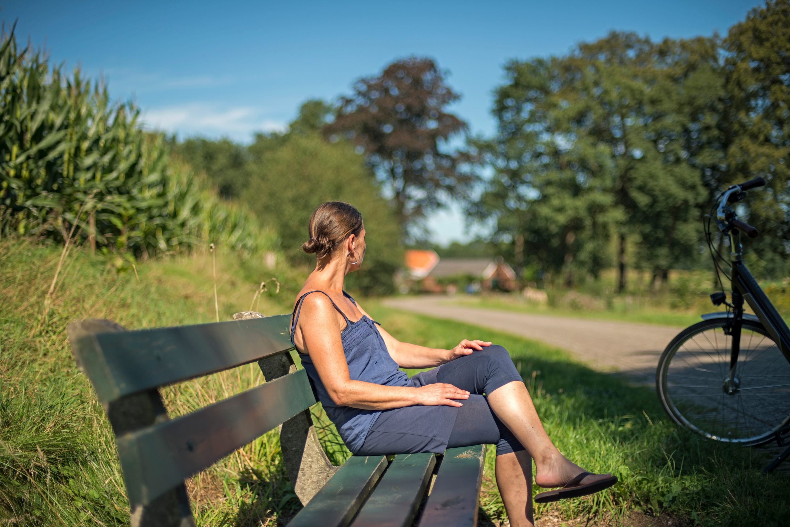 vrouw zit op een bankje