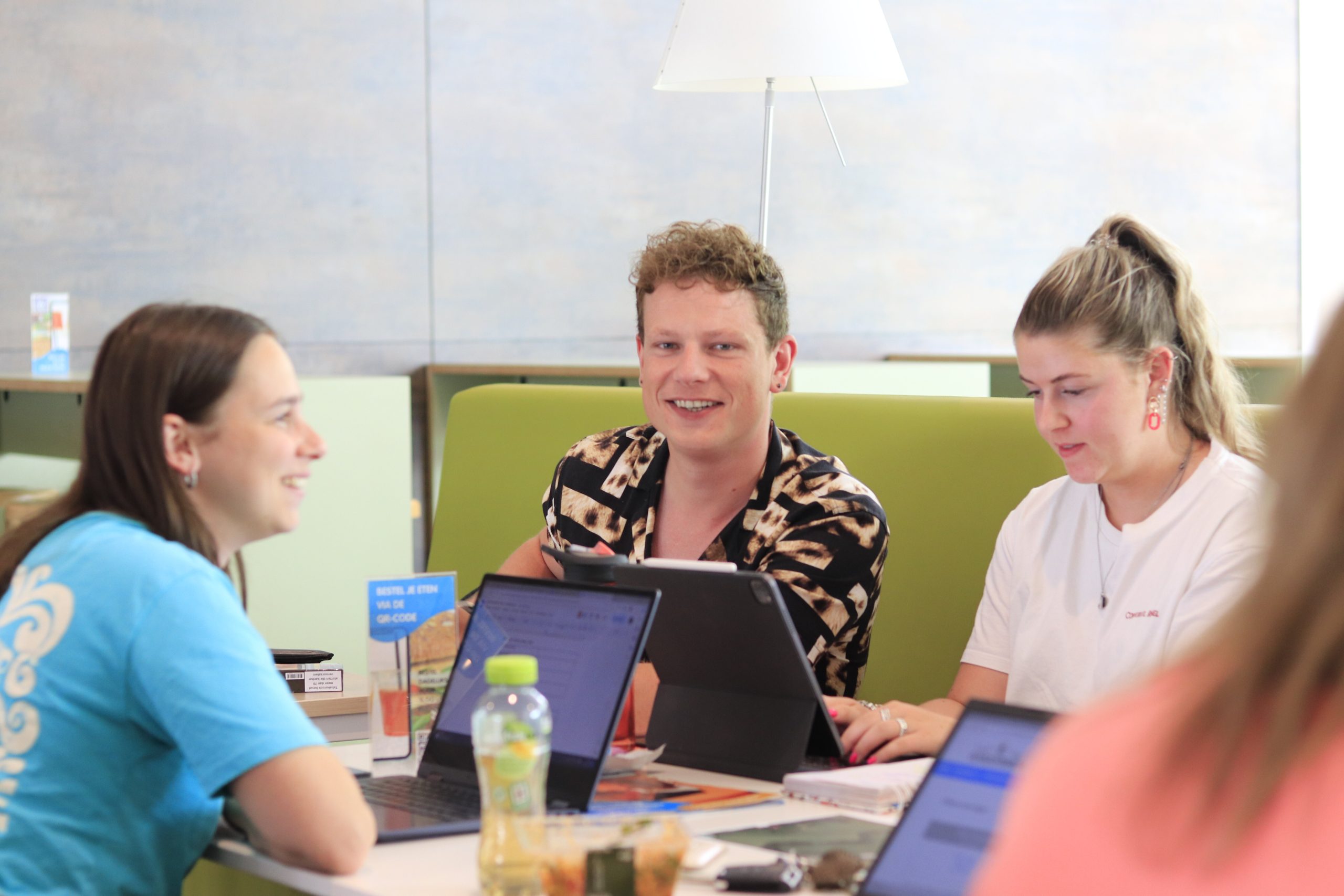 Studenten zittend achter hun laptops