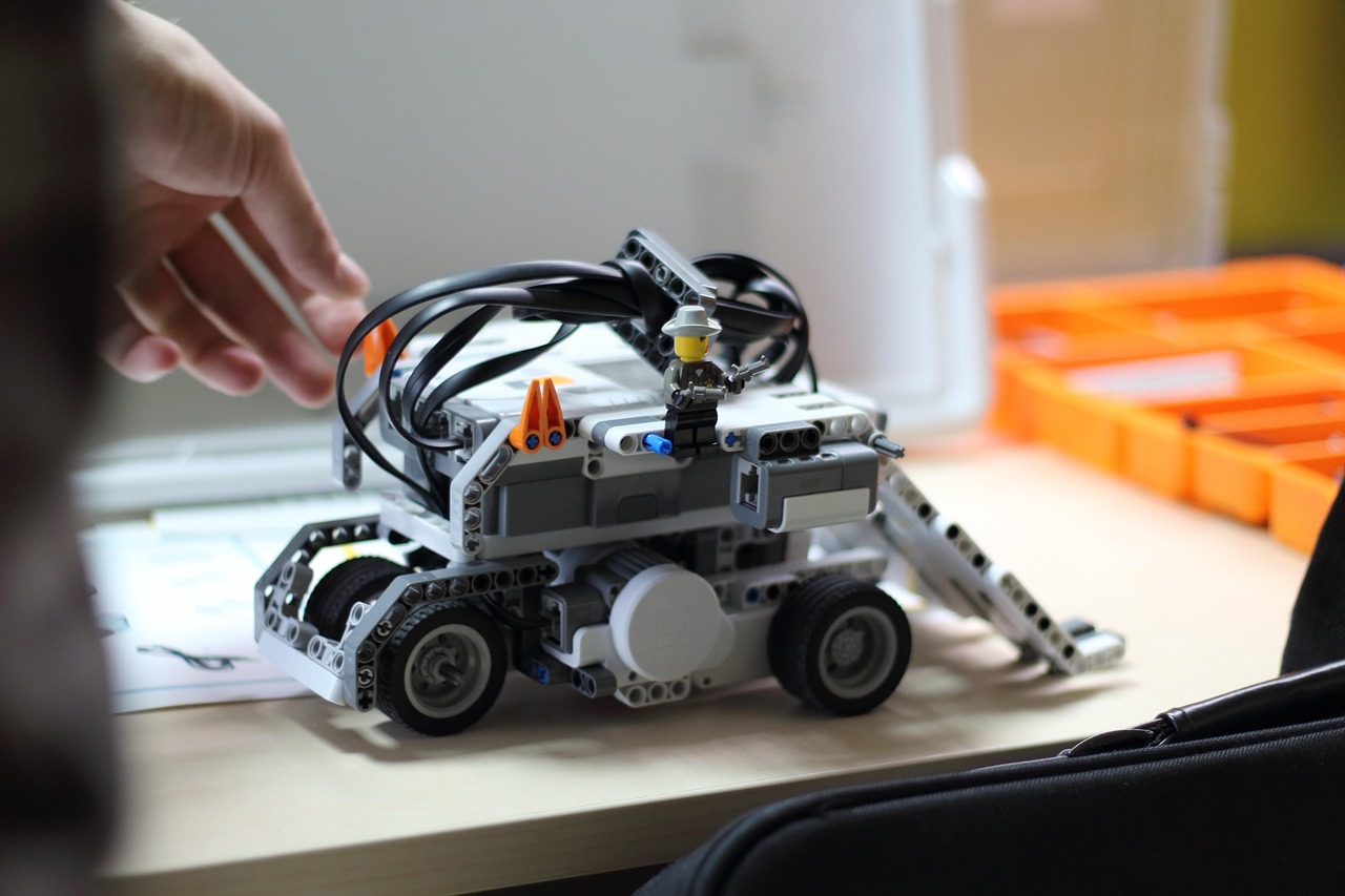 Een legorobot op een bureau