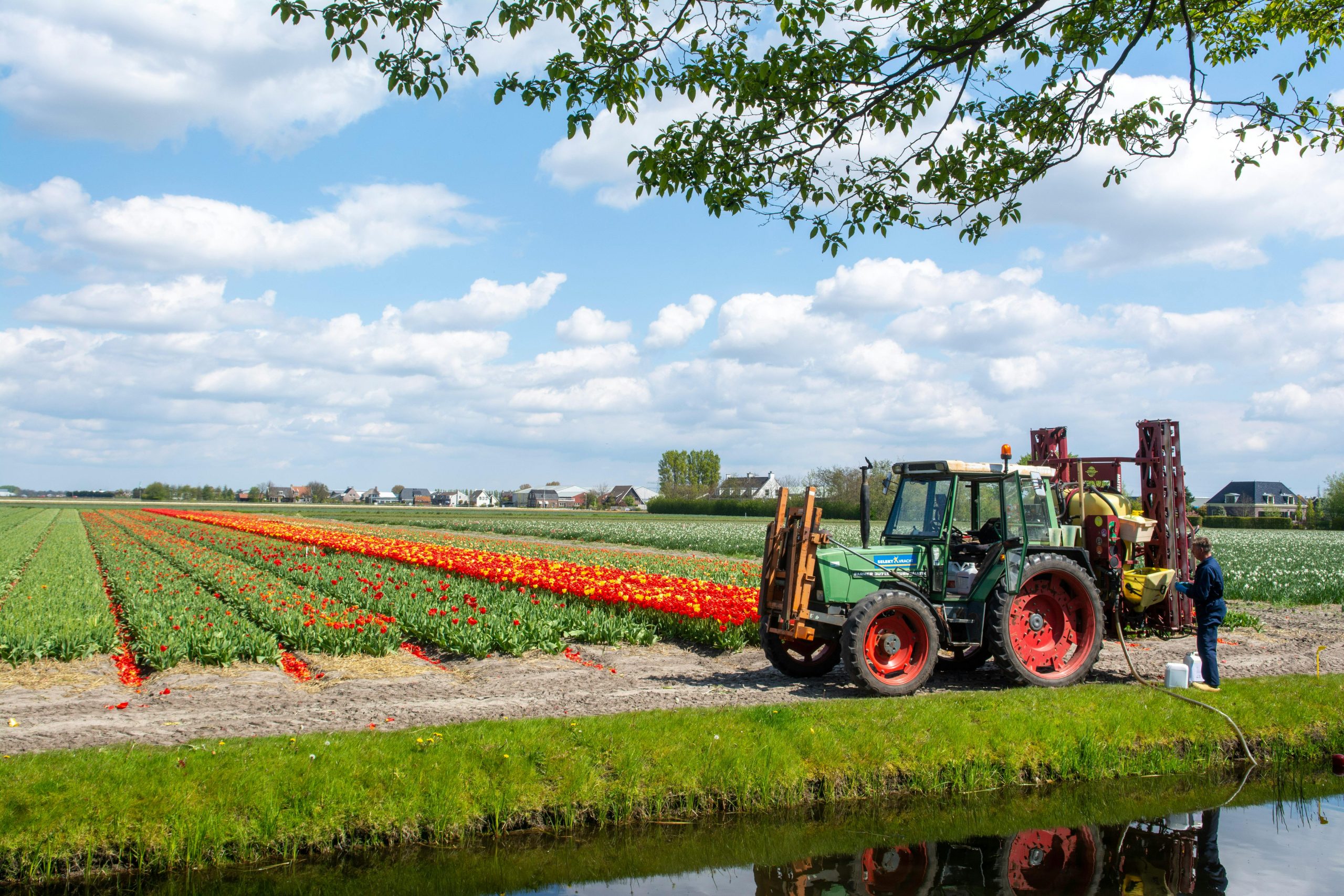 Een tractor in een weiland